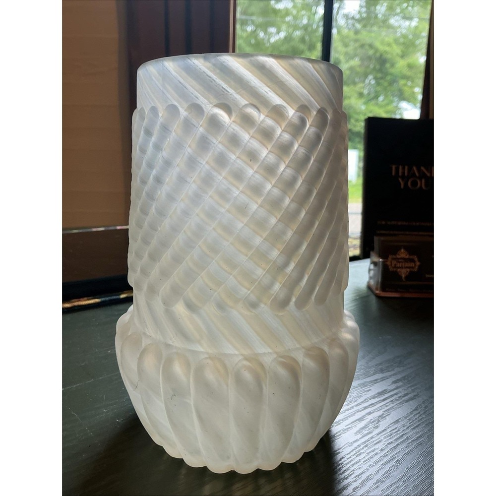 Antique 6.5"‎ Northwood Chrysanthemum Swirl Opalescent White Glass Vase